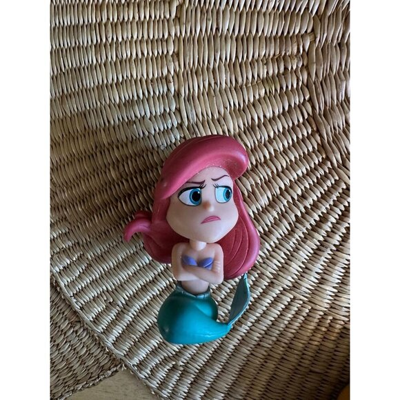 The Little Mermaid book and Ariel figurine - Picture 2 of 10